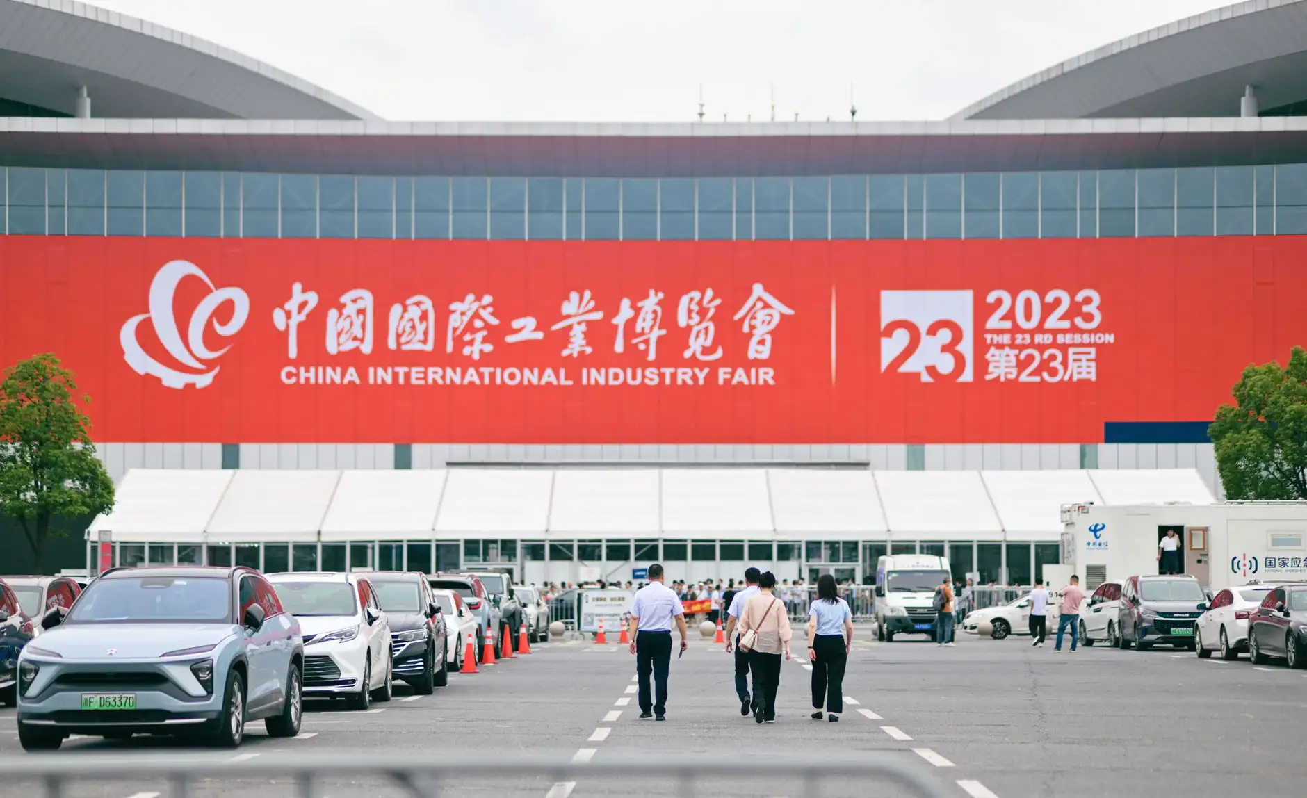 工业开关电源与导轨电源选型对比：控制柜电源模块如何匹配负载需求