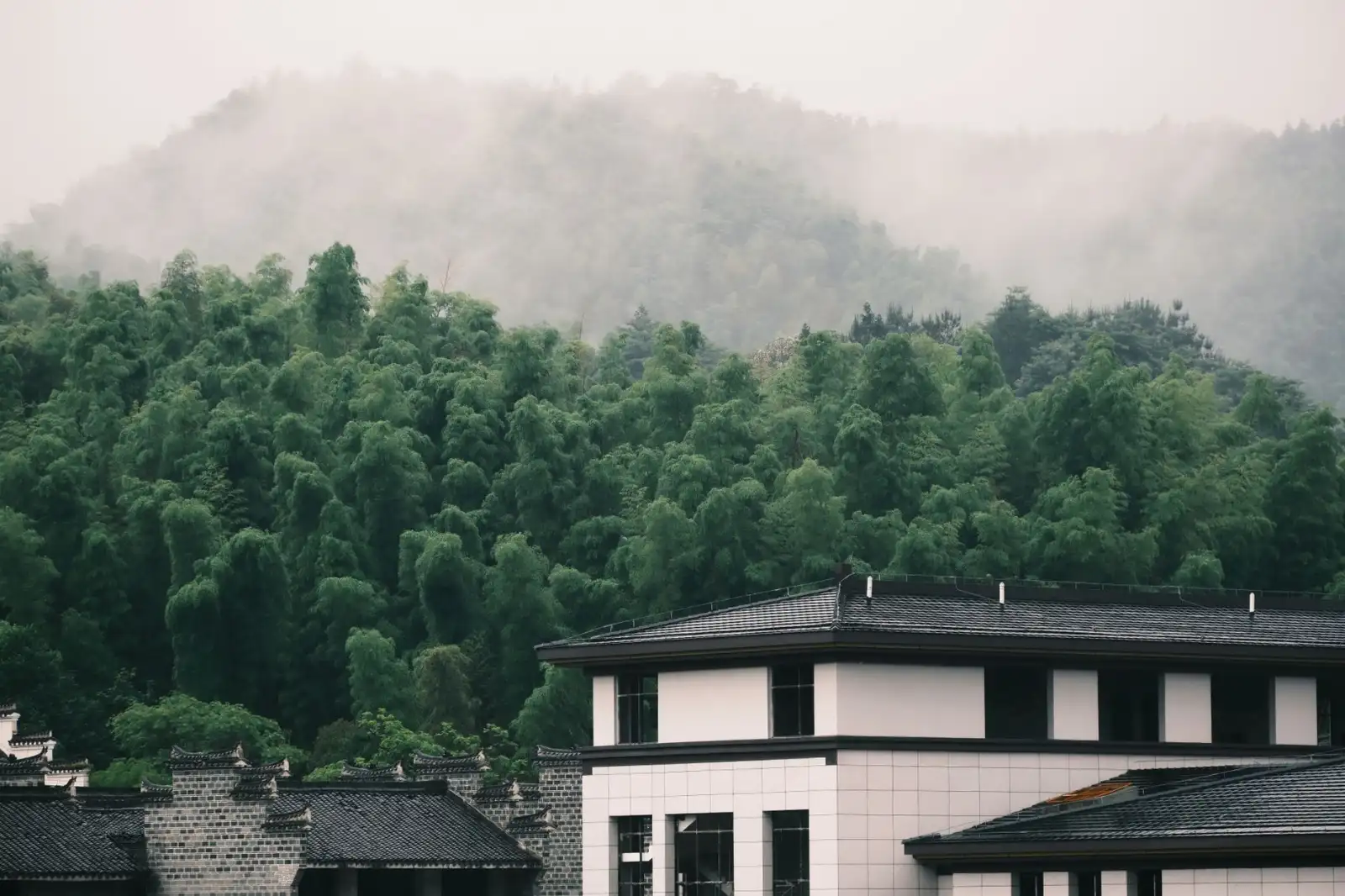 导轨电源与普通电源模块的性能对比及应用场景分析