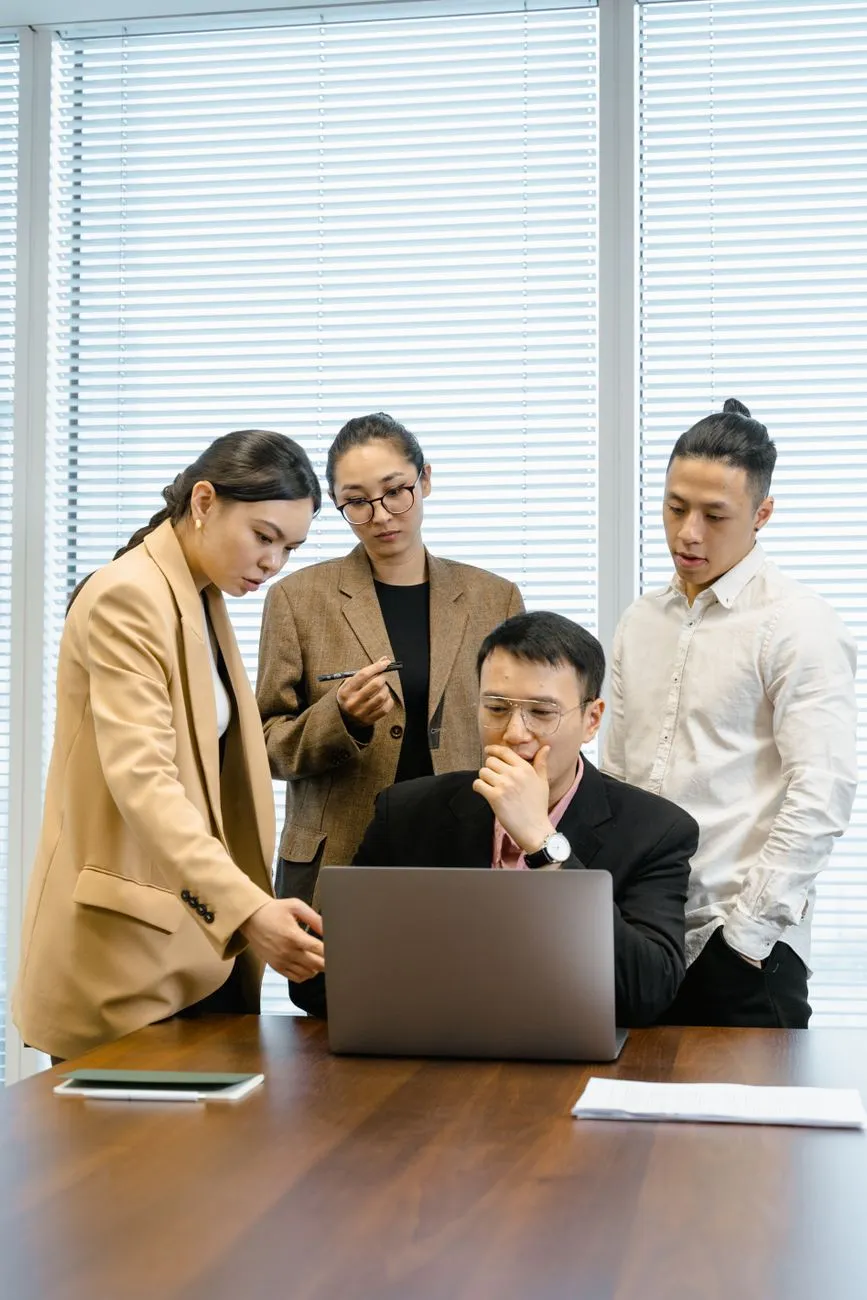 导轨电源与普通开关电源在自动化设备中的性能对比