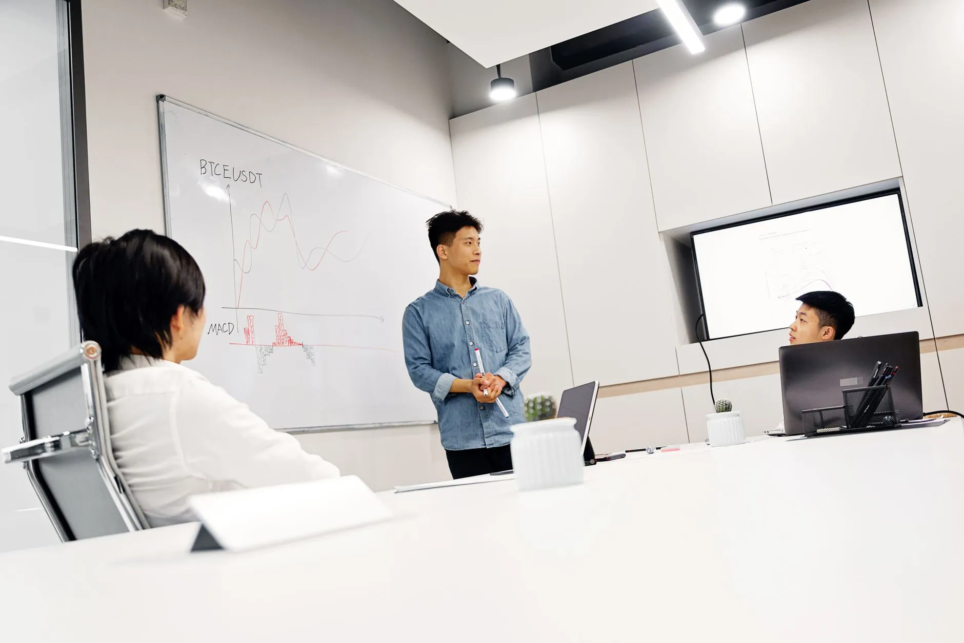 工业电源模块在自动化设备中的稳定性应用案例
